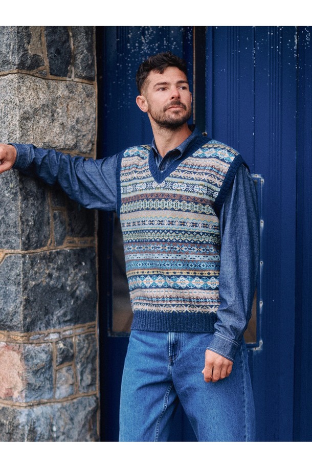 세인트피터 페어아일 브이넥 베스트 - 네이비는 클래식한 무드를 자아내는 남성용 니트 베스트입니다. 울 소재로 제작되어 부드러운 촉감과 두꺼운 두께감으로 가을, 겨울철 따뜻하게 착용할 수 있습니다. 페어아일 패턴이 돋보이며, 레귤러 핏과 브이넥 디자인으로 오피스룩, 비즈니스 캐주얼, 모임룩 등 다양한 TPO에 활용 가능합니다. 미니멀하고 캐주얼한 스타일을 연출하기에도 좋습니다.
