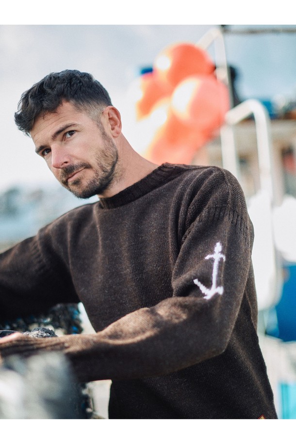 피셔맨 홀가먼트 스웨터 - 다크 브라운은 가을, 겨울 시즌에 어울리는 남녀 공용 니트/스웨터입니다. 톤 다운된 다크 브라운 컬러와 부드러운 울 소재로 제작되어 포근한 착용감을 선사합니다. 앵커 자수 디테일이 돋보이는 클래식하고 베이직한 디자인으로, 출근룩이나 모임룩 등 다양한 TPO에 활용 가능합니다. 레귤러핏 라운드넥, 긴소매, 두꺼운 두께감으로 보온성을 높였으며, 미니멀, 캐주얼 스타일 모두 소화 가능한 활용도 높은 아이템입니다. 홀가먼트 기법으로 제작되어 깔끔한 핏을 자랑하며, 부드러운 촉감으로 편안하게 착용할 수 있습니다.
