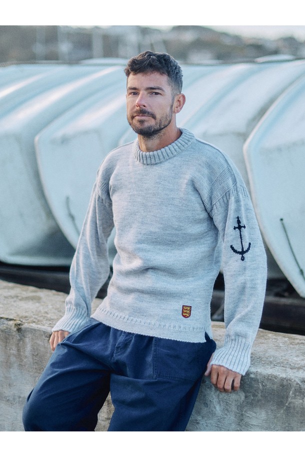 가을과 겨울에 어울리는 크루넥 홀가먼트 스웨터입니다. 울 소재로 제작되어 부드러운 촉감과 뛰어난 보온성을 제공하며, 두꺼운 두께감으로 포근하게 착용할 수 있습니다. 베이직하고 캐주얼한 스타일로, 일상에서 편안하게 즐겨 입기 좋습니다. 라이트 그레이 컬러와 심플한 디자인은 어떤 룩에도 잘 어울리며, 니트 패치 디테일로 포인트를 더했습니다. 레귤러핏으로 제작되어 편안한 착용감을 선사합니다.
