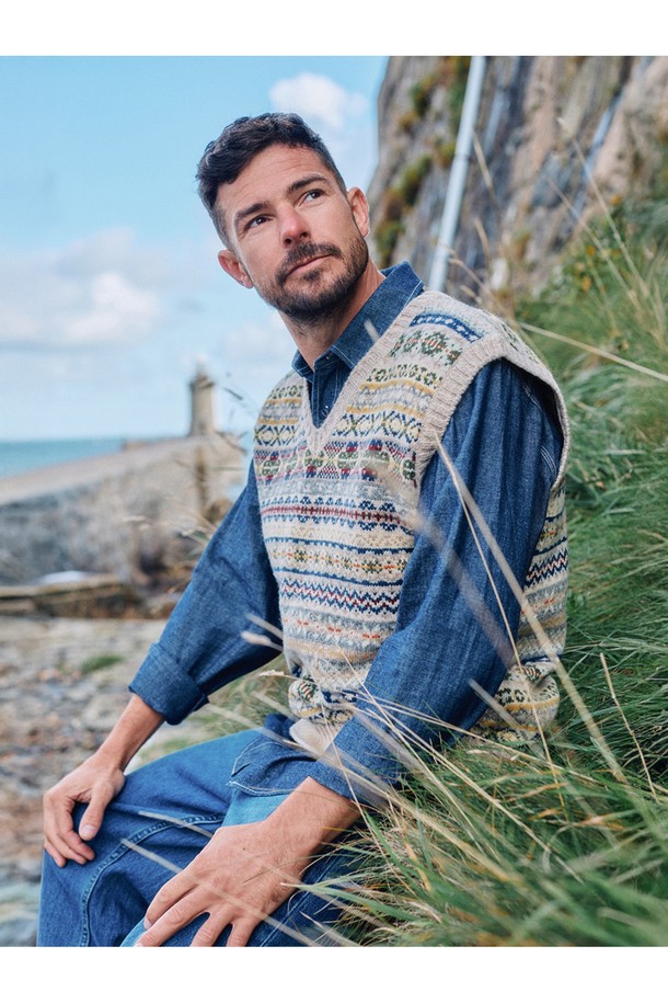 세인트피터 페어아일 브이넥 베스트 - 베이지는 가을, 겨울 시즌에 어울리는 울 소재의 니트 베스트입니다. 클래식하고 캐주얼한 무드를 동시에 연출하며, 레귤러핏과 레귤러 기장으로 편안한 착용감을 선사합니다. 페어아일 패턴과 브이넥 디자인이 특징이며, 출근룩과 모임룩, 그리고 미니멀한 스타일 연출에 적합합니다. 부드러운 촉감과 두꺼운 두께감으로 따뜻함을 더해줍니다. 베이지 컬러는 어떤 옷에도 잘 어울려 활용도가 높습니다.
