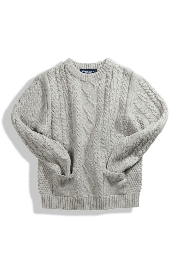 셔틀랜드울 아란 포켓 스웨터 - 라이트 그레이는 남성용 상의 니트/스웨터입니다. 가을, 겨울 시즌에 어울리며, 클래식하고 베이직한 스타일을 연출합니다. 레귤러핏 라운드넥 디자인에, 두꺼운 두께감과 부드러운 촉감의 울 소재로 제작되었습니다. 케이블 및 아란 패턴의 입체적인 질감과 포켓 디테일, 사시 봉제 방식이 특징이며, 풍부한 볼륨감과 뛰어난 보온성을 제공합니다. 데이트룩, 출근룩, 미니멀, 캐주얼 스타일 모두 소화 가능한 활용도 높은 아이템입니다.
