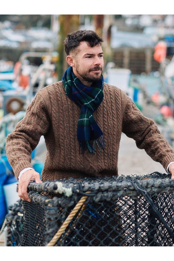 셔틀랜드울 아란 포켓 스웨터 - 모스 브라운은 클래식과 베이직 스타일을 추구하는 남성을 위한 겨울, 가을용 상의입니다. 두꺼운 두께감과 뻣뻣한 촉감, 보온 및 방풍 기능을 갖춘 이 스웨터는 일상과 출근룩, 모임룩에 적합합니다. 17세기 전통 편직 기법을 보존하여 제작되었으며, 전통적인 아란 니트 패턴과 포켓 디테일이 특징입니다. 링킹 기법으로 마감되었고, 아시아 체형에 맞는 사이즈로 제작되어 편안한 착용감을 선사합니다. 라운드넥, 긴소매, 레귤러핏의 레귤러 기장으로 디자인되었습니다.
