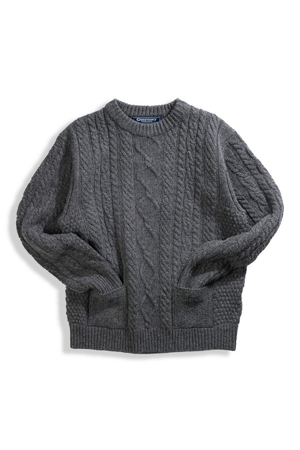 **[상품명: 셔틀랜드울 아란 포켓 스웨터 - 그레이]**

부드러운 촉감의 셔틀랜드울 소재로 제작된 아란 패턴의 포켓 스웨터입니다. 클래식한 무드의 이 스웨터는 가을과 겨울에 따뜻하게 착용하기 좋으며, 두꺼운 두께감으로 포근함을 더합니다. 긴 소매와 라운드넥 디자인으로 어떤 스타일에도 잘 어울리며, 입체적인 질감과 벌키한 짜임이 특징입니다. 전통적인 피셔맨 스타일을 현대적으로 재해석하여, 일상에서 편안하게 즐길 수 있는 아이템입니다. 그레이, 모스, 브라운, 라이트 그레이 등 다양한 컬러로 만나보세요.
