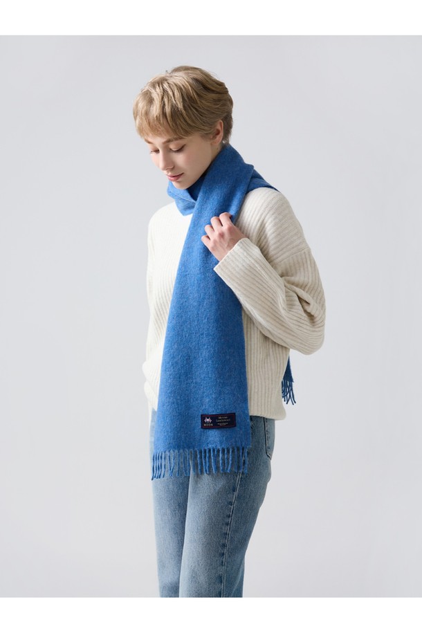 메리노울 머플러 25cm - 마린 블루는 겨울과 가을, 당신의 출근룩과 클래식, 미니멀, 캐주얼 스타일에 포인트를 더해줄 머플러입니다. 부드러운 촉감의 메리노울, 램스울 소재로 제작되어 보온성과 통기성은 물론, 향균 및 소취 기능까지 갖춰 쾌적하게 착용할 수 있습니다. 멜란지 공법으로 은은한 멋을 더하고, 울마크 인증을 받은 영국 제조 상품으로 고급스러운 품질을 보장합니다. 마린 블루 컬러의 무지 디자인과 프린지, 라벨 디자인으로 완성도를 높여, 일상 또는 선물용으로도 손색없는 아이템입니다.
