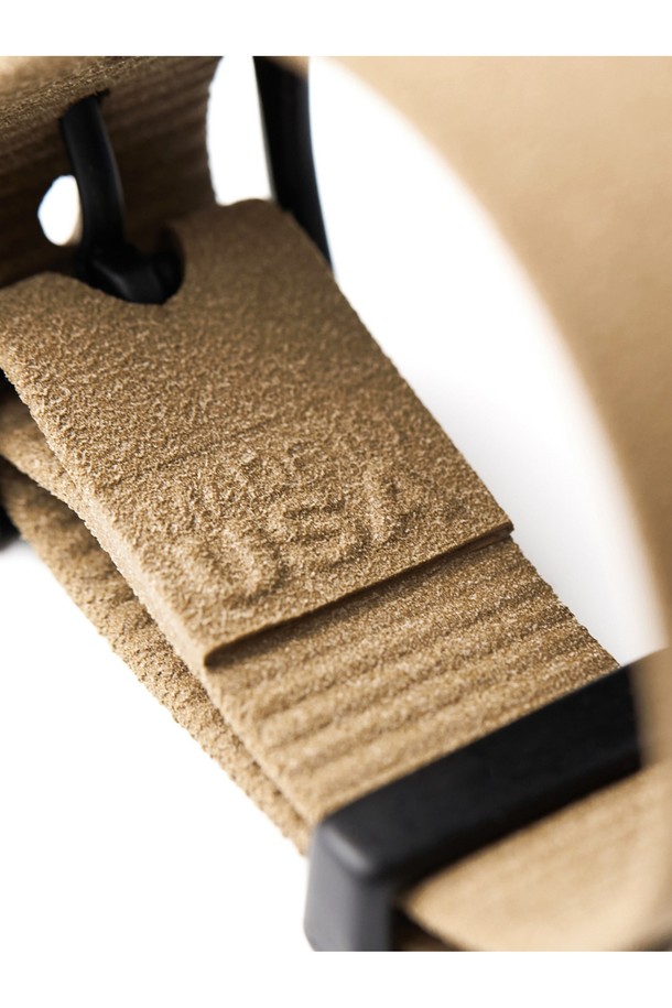 Tridura(트리듀라) 나토밴드 22mm 코요테는 극한 환경에서도 든든한 내구성을 자랑하는 시계 밴드입니다. 코요테 컬러의 세련된 디자인은 여행룩, 휴가룩, 캠핑룩 등 다양한 TPO(Time, Place, Occasion)에 완벽하게 어울립니다. 22mm 밴드 폭과 280mm 길이로 제작되었으며, 군용 스펙 버클과 조절 가능한 키퍼 루프로 안정적인 착용감을 제공합니다. 초경량 16.4g의 무게는 인체공학적 설계를 통해 장시간 착용에도 편안함을 선사하며, 방수, 방청, 야광 기능을 갖춰 전문가용, 아웃도어 활동, 해양 활동, 다이빙, 구조 활동 등 폭넓게 활용 가능합니다. 고프코어, 스포티, 워크웨어 스타일을 즐기는 당신에게 최고의 선택이 될 것입니다.
