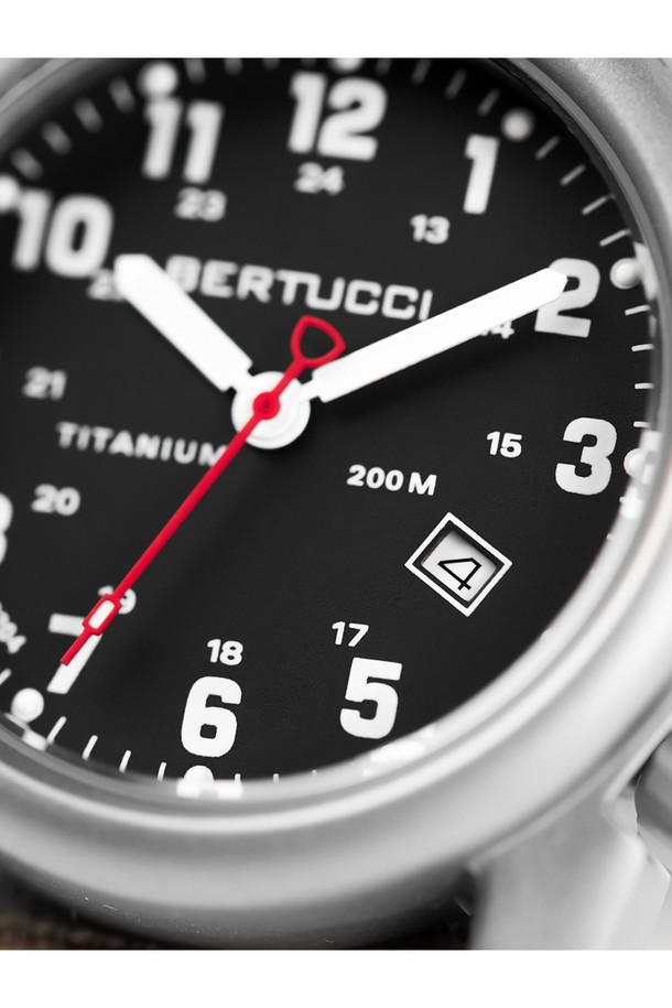 베르투치(Bertucci) A-2T 오리지널 클래식 티타늄 필드워치 12202는 남녀 모두 착용 가능한 시계입니다. 블랙과 베이지 컬러로 출시되었으며, 티타늄 소재를 사용하여 가볍고 내구성이 뛰어납니다. 아웃도어, 스포츠 활동은 물론 일상에서도 착용하기 좋으며, 30M, 50M, 200M 방수 기능과 야광, 내충격, 내스크래치 기능을 제공합니다. 밀리터리 및 클래식 스타일을 결합하여 여행룩, 미니멀, 워크웨어 스타일을 연출하기에 적합합니다. 인체공학적 디자인과 유니바디 구조, US 특허 디자인, 내열성, 내화학성, 내한성(-40°C) 등 극한 환경에서도 사용 가능한 시계입니다.
