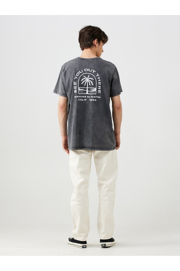 페세지 티셔츠 - 블랙 샌드 워시는 캘리포니아 해변의 야자수 프린팅과 "SEE YOU OUT THERE" 문구가 돋보이는 캐주얼 티셔츠입니다. 유기농 코튼 100% 소재로 제작되어 부드러운 촉감을 선사하며, 레귤러핏의 롱 기장으로 편안하게 착용할 수 있습니다. 라운드넥 디자인에 반소매, 블랙과 샌드 컬러 조합으로 다양한 스타일에 활용하기 좋으며, 백넥 테이프 특수 처리, 체인스티치 봉제, 프린트 나염 라벨 등의 섬세한 마감으로 완성도를 높였습니다.
