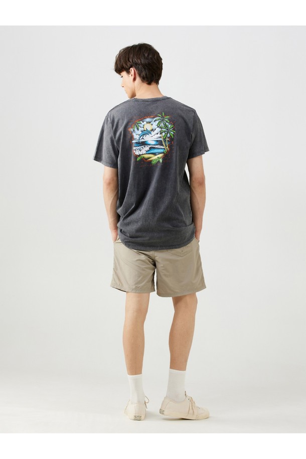 90년대 베니스 비치 타투 플래시 시트에서 영감을 받은 블랙 컬러의 베니스 티셔츠입니다. 오가닉 코튼 100% 소재로 제작되어 부드러운 촉감을 선사하며, 캐주얼하면서도 서핑 스타일을 연출합니다. 레귤러 핏에 반소매 기장으로, 일반 티셔츠보다 2-3cm 더 긴 기장과 어깨 체인스티치, 프린트 라벨, 등판 네크테이프 연장 디테일이 돋보입니다.
