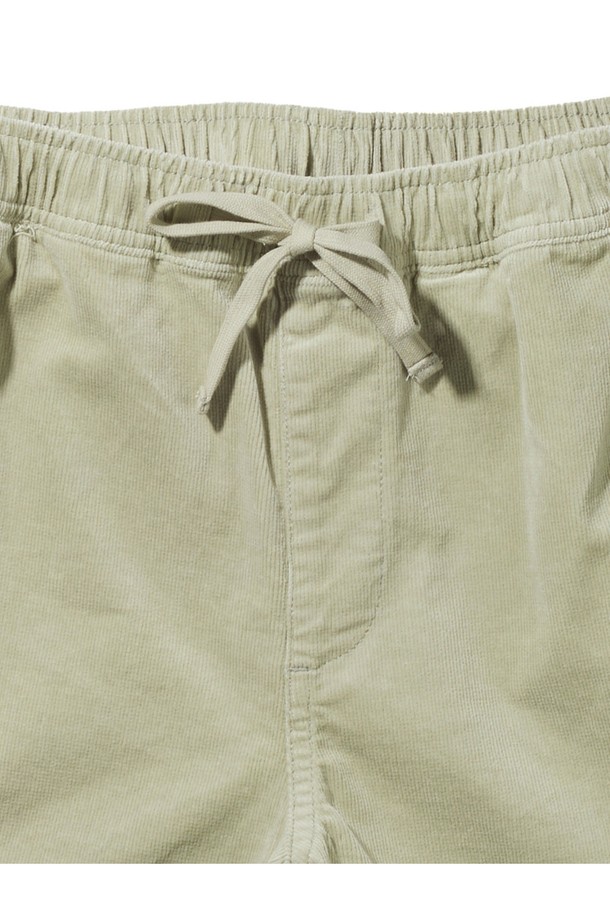 코듀로이 로컬 반바지 - 데저트 세이지는 남성용 반바지로, 봄, 여름 시즌 일상에서 편안하게 착용하기 좋습니다. 코듀로이, 면, 스판덱스 혼방 소재로 제작되었으며, 클래식한 레귤러핏과 무릎 위 기장으로 편안한 실루엣을 연출합니다. 데저트 세이지, 블랙 워시, 오버캐스트 실버 버치, 트레이드 윈드 웜 그레이 등 다양한 컬러 옵션으로 제공되며, 밴딩 처리되어 활동성을 더했습니다.
