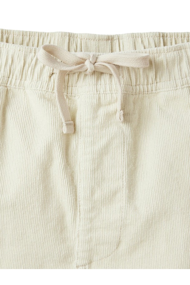 실버 버치 색상의 코듀로이 로컬 반바지는 남녀 모두 착용 가능한 캐주얼 & 클래식 스타일의 반바지입니다. 봄, 여름 시즌에 적합하며, 무릎 위 기장의 레귤러핏으로 편안한 컴포트핏을 제공합니다. 코듀로이, 면, 스판덱스 혼방 소재에 무지 패턴으로 제작되어 클래식한 텍스처와 밴딩 디테일이 특징입니다.
