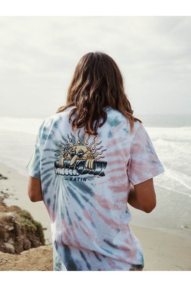 틸, 핑크, 화이트 색상으로 제공되는 GOLDEN GUY 반팔 티셔츠는 남성용 캐주얼 스타일의 상의입니다. 면 소재로 제작되었으며, 타이다이 패턴과 위트있는 그래픽 프린팅이 돋보이는 디자인이 특징입니다. 스탠다드 핏의 라운드넥, 반소매 디자인으로 봄, 여름철 일상복으로 편안하게 착용하기 좋습니다.
