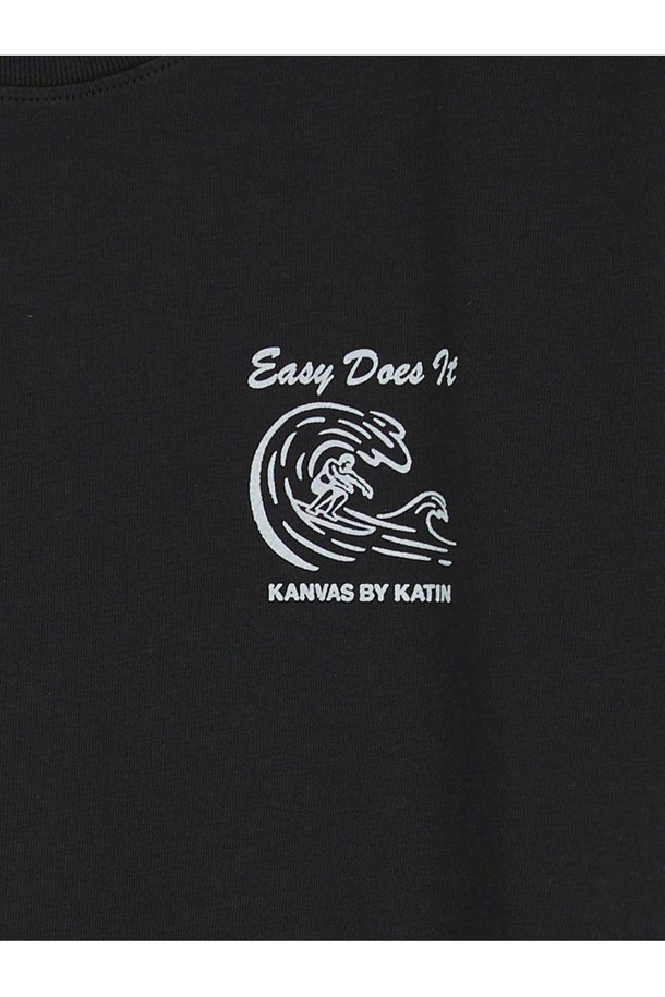 쇼어리 반팔 티셔츠는 부드러운 오가닉 코튼 100% 소재로 제작되었으며, 블랙 워싱 처리되어 자연스러운 멋을 더합니다. 앞면에는 서퍼와 "EASY DOES IT" 텍스트가 퍼프 그래픽 프린팅으로 디자인되었고, 핸드프린팅에서 영감을 받은 그래픽이 캐주얼한 스타일을 완성합니다. 스탠다드 핏의 라운드넥 디자인으로 일상에서 편안하게 착용하기 좋은 남성용 반팔 티셔츠입니다.
