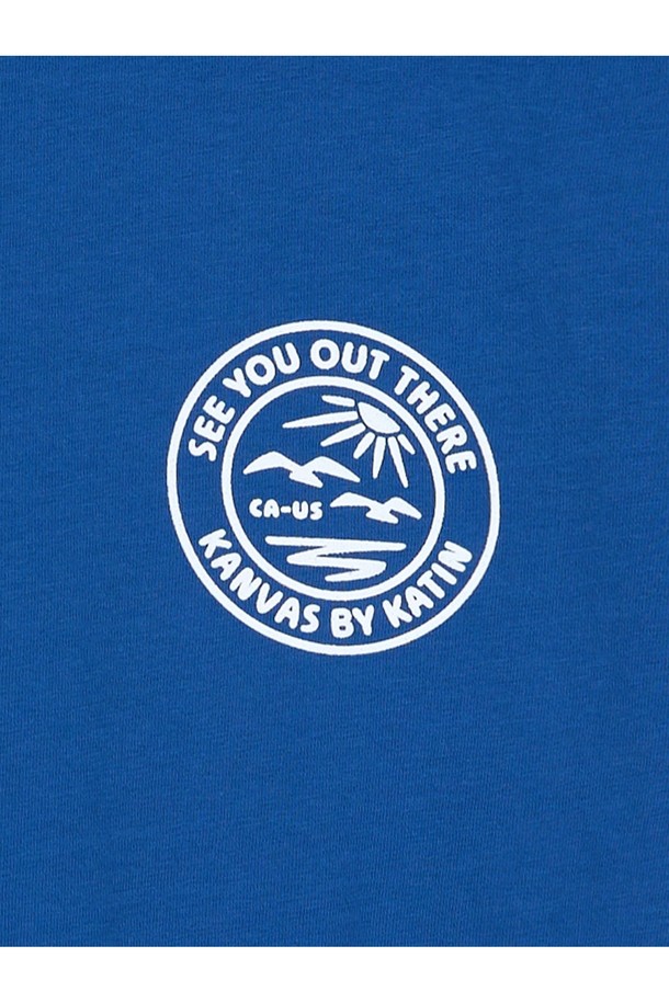 남성용 웨트랜드 반팔 티셔츠는 부드러운 100% 오가닉 코튼 소재로 제작되었으며, 산뜻한 베이 블루 색상이 돋보입니다. 해안 도시 테마의 프린트 로고 그래픽이 캐주얼한 매력을 더하고, 가먼트 다잉 처리로 자연스러운 색감을 연출합니다. 스탠다드 핏의 라운드넥 디자인으로 일상에서 편안하게 착용하기 좋은 반소매 티셔츠입니다.
