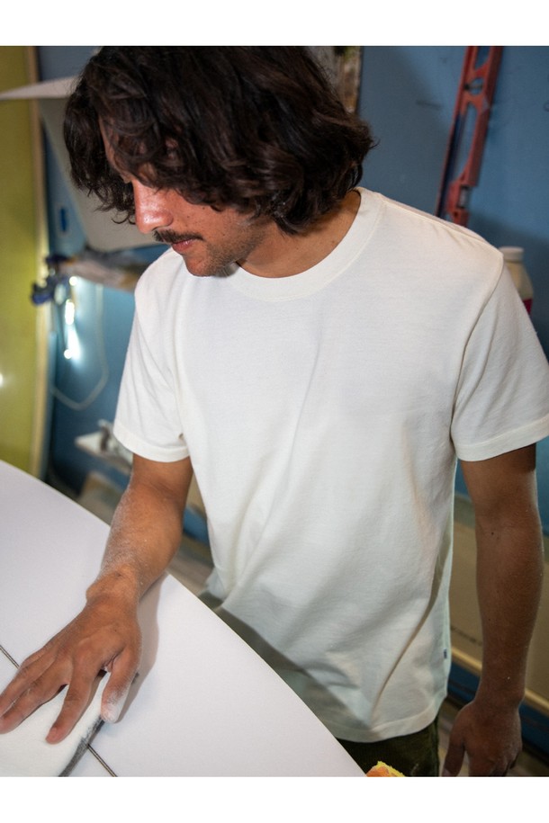 부드러운 촉감의 오가닉 코튼 100% 소재로 제작된 남녀 공용 박스핏 헤리티지 반팔 티셔츠입니다. 화이트 컬러의 무지 디자인으로, 베이직하고 캐주얼한 스타일을 연출하며 봄, 여름철 일상복으로 적합합니다. 라운드넥 디자인에 오버핏으로 편안하게 착용 가능합니다.
