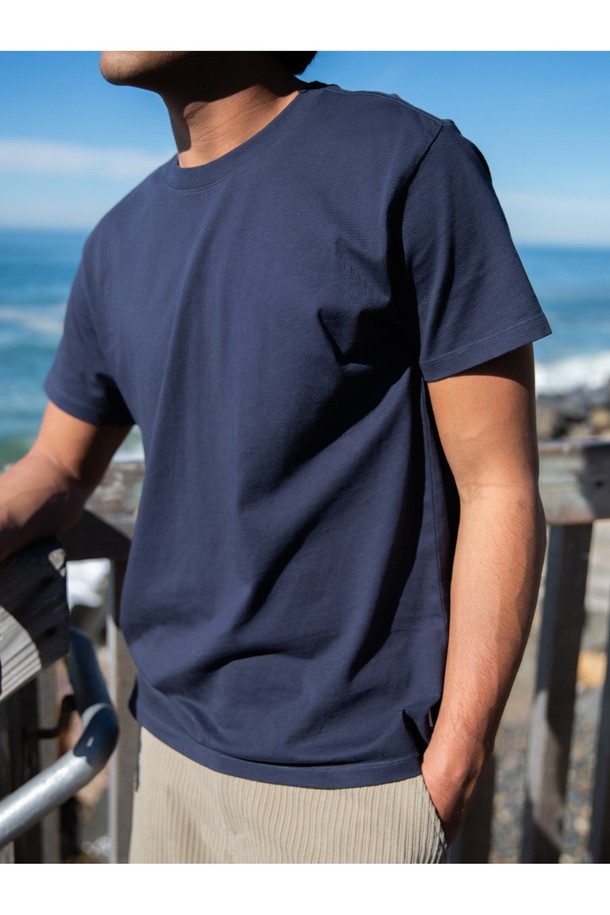 90년대 스타일의 오버사이즈 핏이 특징인 인디고 컬러 박스핏 헤리티지 반팔 티셔츠입니다. 100% 오가닉 코튼 소재와 커스텀 다잉 저지 원단을 사용하여 제작되었으며, 라운드넥 디자인의 캐주얼하고 베이직한 무드를 연출합니다. 봄, 여름철 일상복으로 적합한 남녀 공용 반팔 티셔츠입니다.
