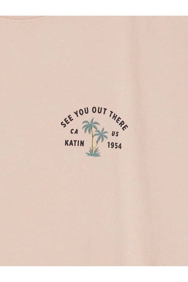 부드러운 촉감의 오가닉 코튼 100% 소재로 제작된 남성용 버뮤다 반팔 티셔츠입니다. 핑크 샌드 워싱 컬러와 캘리포니아 팜트리 그래픽 프린트가 돋보이며, 커스텀 다잉 처리로 빈티지한 매력을 더했습니다. 봄, 여름철 일상복으로 캐주얼하게 연출하기 좋은 레귤러 핏 라운드넥 디자인입니다.
