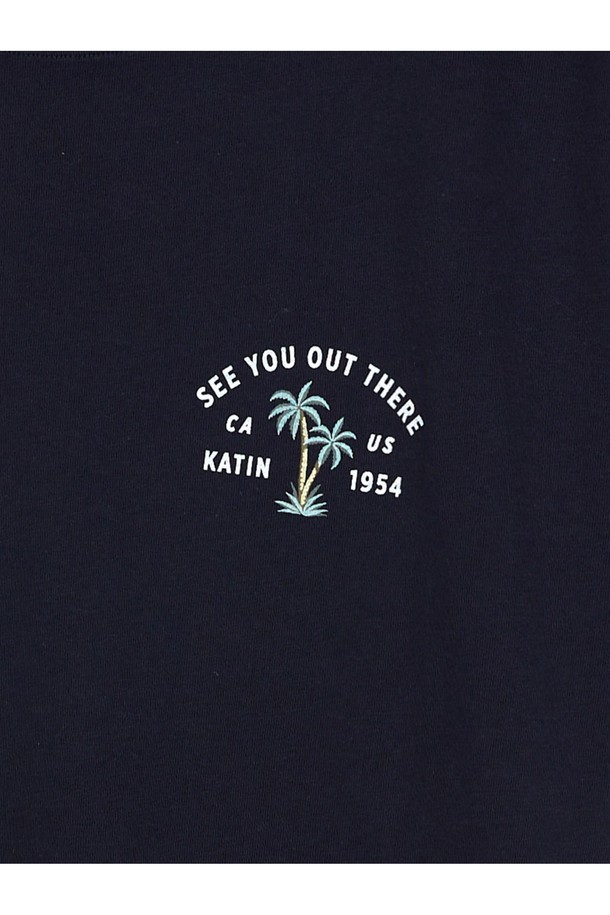 버뮤다 반팔 티셔츠는 캘리포니아 팜트리 그래픽과 "SEE YOU OUT THERE" 텍스트 프린트가 돋보이는 폴라 네이비 색상의 공용 반팔 티셔츠입니다. 오가닉 코튼 100% 소재로 제작되었으며, 커스텀 오가닉 코튼 염색을 통해 더욱 특별한 색감을 자랑합니다. 캐주얼한 스타일의 라운드넥 레귤러 핏으로, 봄, 여름철 일상복으로 편안하게 착용할 수 있습니다.
