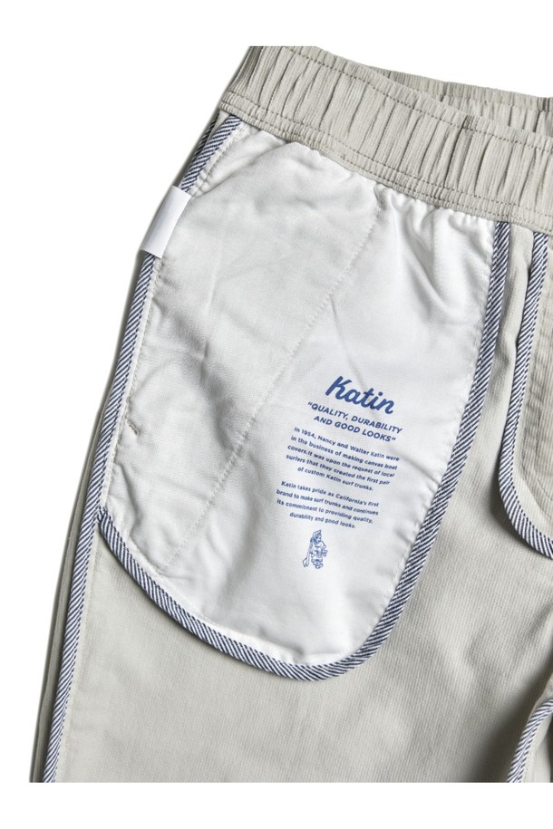 부드러운 아이보리 컬러의 파이프라인 코듀로이 팬츠는 가을, 겨울 시즌에 따뜻하고 편안하게 착용하기 좋습니다. 슬림 스트레이트 핏에 드로우스트링 허리 밴드로 편안함을 더했으며, 히든 포켓 라이닝과 바이어스 테이프 마감으로 디테일을 살렸습니다. 면과 스판덱스 혼방 소재에 골지 패턴이 더해진 두꺼운 코듀로이 원단으로 제작되어 캐주얼하면서도 베이직한 남성 스타일을 완성합니다.
