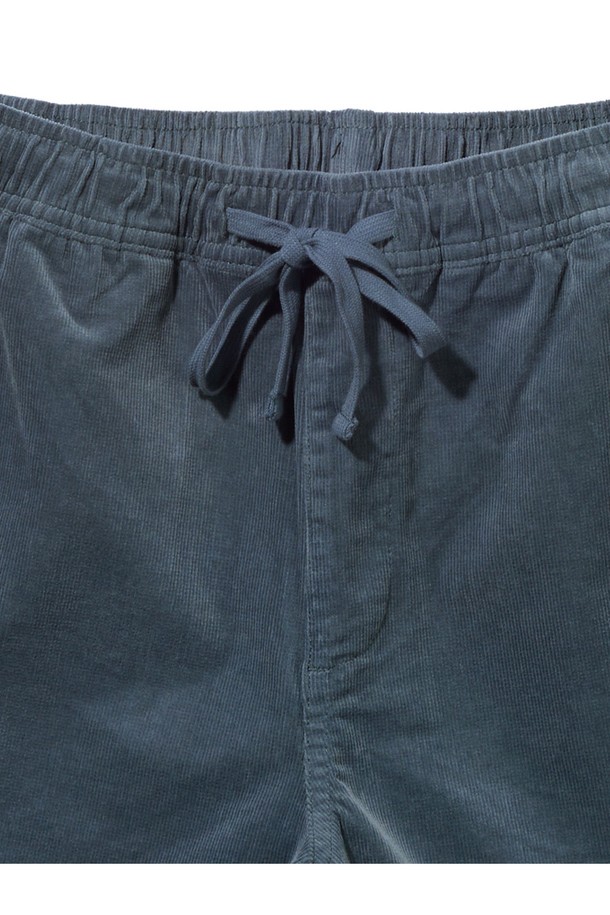 남성용 코듀로이 로컬 반바지는 면과 스판덱스 혼방 소재로 제작되어 편안한 착용감을 제공하며, 밴딩으로 허리 사이즈 조절이 용이합니다. 봄, 여름철 일상복으로 적합하며, 오버캐스트 실버버치, 데저트 세이지, 트레이드윈드 원 그레이 색상으로 출시되었습니다. 무릎 길이의 레귤러핏 디자인으로 클래식하면서 캐주얼한 스타일을 연출할 수 있습니다.
