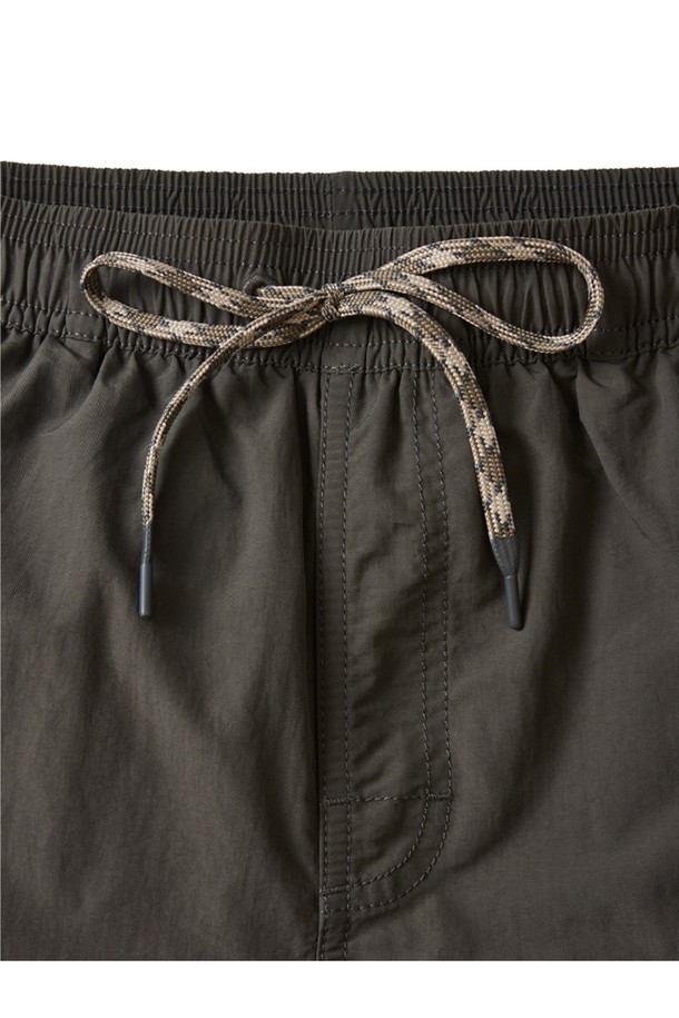 풀사이드 볼리 보드숏 - 블랙 워시는 여름철 서핑이나 일상에서 편안하게 입을 수 있는 남성용 숏 보드숏입니다. 얇은 두께의 나일론 소재로 제작되었으며, 블랙 워시 색상의 무지 패턴이 특징입니다. 레귤러핏에 엘라스틱 밴드와 앞면 슬래시 포켓, 내부 실용적 포켓이 있어 편리하며, 메쉬 안감으로 쾌적한 착용감을 제공합니다.
