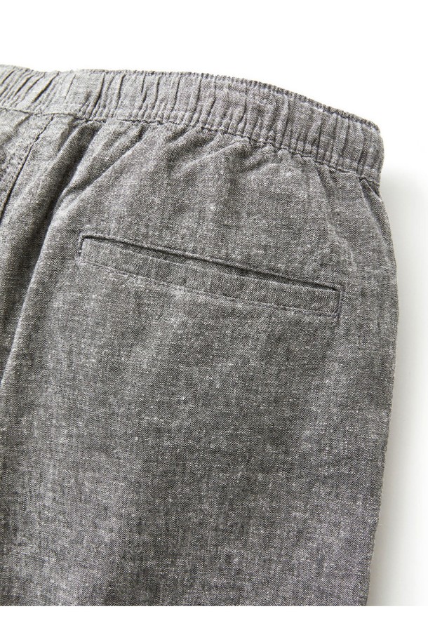 이사야 로컬 반바지는 블랙 워시 컬러의 남성용 반바지로, 봄, 여름 시즌에 캐주얼하게 착용하기 좋습니다. 면과 린넨 혼방 소재로 제작되어 부드러운 촉감을 자랑하며, 샴브레이 패턴과 스탠다드 레귤러핏으로 편안하게 연출 가능합니다. 사이드 슬릿, 앞면 포켓, 뒷면 웰트 포켓 디테일과 깔끔한 허리 밴드가 특징입니다.
