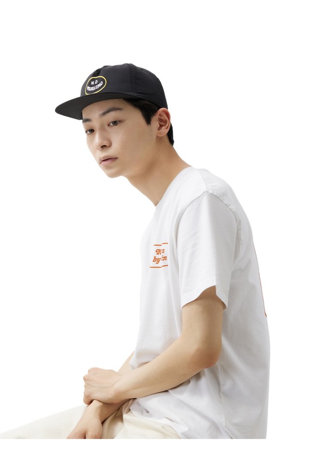 일상, 서핑, 비치웨어 등 다양한 용도로 활용하기 좋은 블랙 컬러의 SMILE 스냅백입니다. 봄, 여름에 어울리는 얇고 가벼운 나일론 소재로 제작되었으며, 7cm 챙넓이와 77cm 모자 깊이를 가지고 있습니다. 자수 장식이 돋보이며, 스냅백 조절이 가능합니다.
