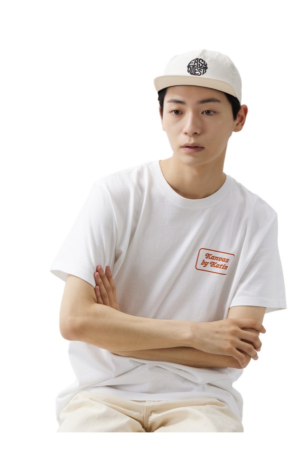 EASY EMBLEM 로고 자수가 돋보이는 화이트 컬러의 울 소재 스냅백입니다. 남녀 모두 착용하기 좋으며, 봄, 여름, 가을에 일상용으로 활용하기 좋습니다. 개성 있는 디자인으로 포인트를 줄 수 있습니다.
