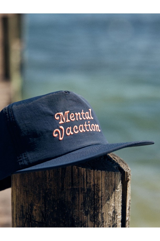 MENTAL VACTATION 스냅백은 가벼운 나일론 소재로 제작되어 사계절 내내 편안하게 착용 가능하며, 일상용으로 적합합니다. 화이트 컬러 바탕에 로고와 자수 디테일이 돋보이며, 7cm 챙넓이와 77cm의 모자 깊이로 스냅백 타입의 스타일리시함을 연출합니다. 남녀 공용으로 착용 가능합니다.
