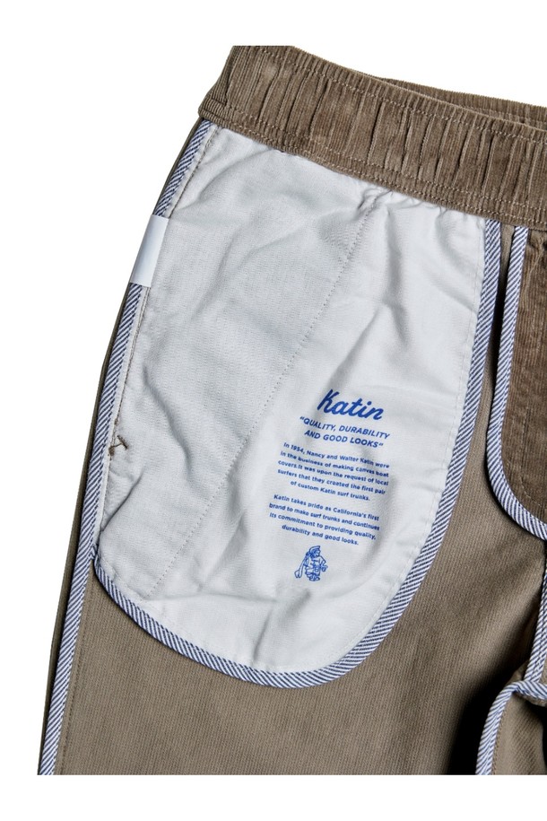 부드러운 코듀로이 소재로 제작된 다크 브라운 색상의 남성용 파이프라인 코듀로이 팬츠입니다. 슬림 스트레이트 핏으로 디자인되었으며, 허리 밴딩과 스트링으로 편안함을 더했습니다. 가을, 겨울 시즌에 캐주얼하게 활용하기 좋으며, 포켓 안감 보강과 내부 바이어스 테이프 마감 등 프리미엄 디테일이 돋보입니다.
