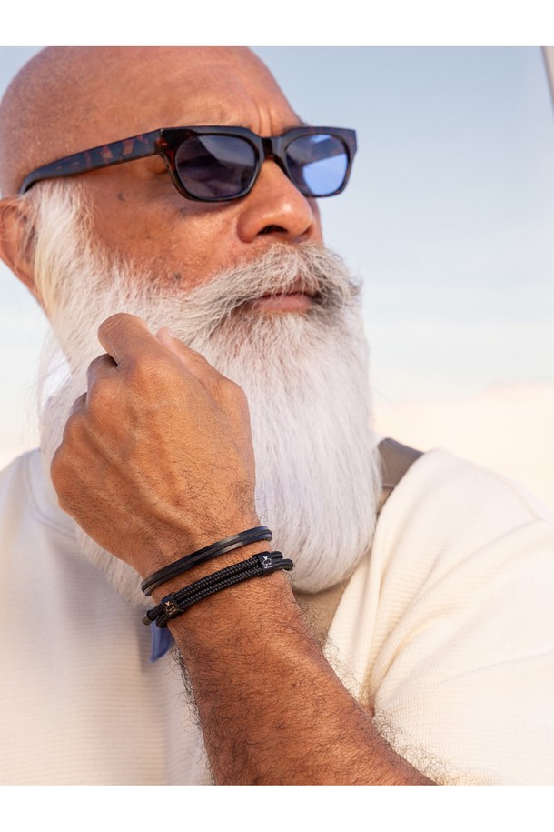 나바크 6 팔찌 - 블랙X블랙은 미니멀하고 모던한 스타일의 공용 팔찌입니다. 6mm 스테인리스 커프와 로프 소재, 블랙 컬러의 조화가 돋보이며, 방수, 내식성, 내구성을 갖춘 제품입니다. 뱅글 스타일로 제작되었으며, 손바느질 마감, 브랜드 각인, 새클 및 매듭 디자인이 특징입니다.
