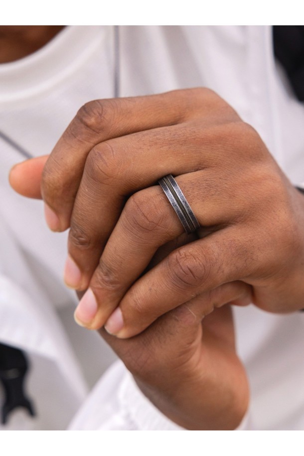 나바크 6 반지는 아미X빈티지, 블랙X블랙, 네이비X실버 3가지 색상으로 출시되었으며, 스테인리스 스틸과 선박용 로프를 사용하여 견고하게 제작되었습니다. 이중 디자인과 브랜드 레터링 각인이 돋보이며, 바닷물 및 염도 내구성을 갖춰 색상 변색 없이 오랫동안 착용할 수 있습니다. 수작업으로 제작되어 높은 퀄리티를 자랑하며, 단독 또는 레이어드 착용 모두 가능하며, 고급 우드 케이스에 담겨 제공됩니다.
