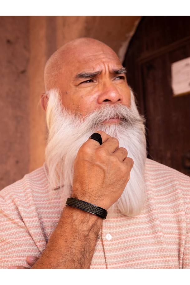 블랙 색상의 시그넷 16 클래식 반지는 316L 스테인리스 스틸 소재로 제작되어 내구성과 내수성이 뛰어납니다. 심플한 실루엣과 브랜드 레터링 디자인 장식이 특징이며, 데일리 포인트 액세서리로 활용하기 좋습니다. 땀과 염수에 강해 색상 유지력이 우수하며, 남녀 공용으로 착용 가능합니다.
