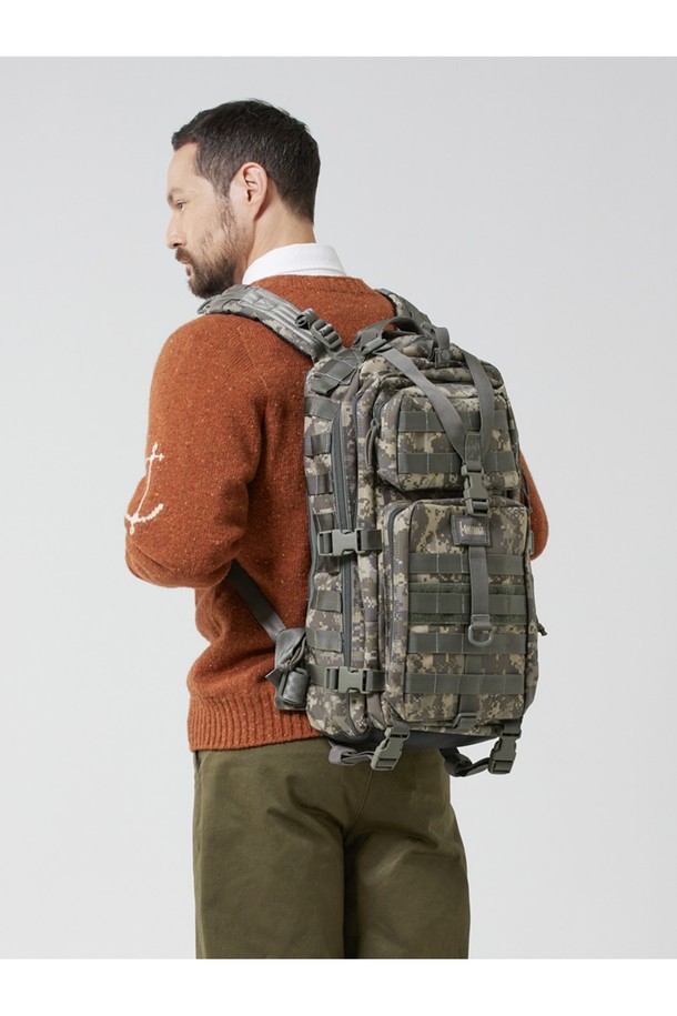 슈퍼팔콘 백팩 - 디지털 포리지 카모는 튼튼한 나일론 소재에 디지털 포리지 카모 패턴으로 밀리터리 스타일을 강조한 남성용 백팩입니다. 라지 사이즈의 사각형 디자인으로 방수 기능을 갖췄으며, 3단 레이어 구조, 4개의 압축 스트랩, 다양한 수납 포켓, 노트북 수납, 몰리 시스템 호환 등 뛰어난 기능성을 자랑합니다. 하이킹, 여행, 일상, 백패킹 등 다양한 용도로 활용 가능하며, 지퍼형 잠금 방식과 버클 디자인으로 안전하고 편리하게 사용할 수 있습니다.
