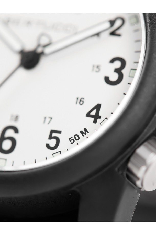 DX3 필드시계 11039는 아웃도어, 군용/택티컬, 일상생활에 적합한 유니섹스 시계입니다. 40mm 크기의 블랙 컬러 카본 파이버 및 나일론 소재 케이스로 제작되었으며, 쿼츠 무브먼트와 50M 방수 기능을 갖췄습니다. 22mm 너비의 NATO 스트랩, 4시 방향 크라운, 24시간 군용 시간 표시, Super-LumiNova 야광 마커, 교체 가능한 스트랩 등, 밀리터리 감성을 더한 다양한 기능들이 특징입니다. 무게는 25g이며, 3년 배터리 수명과 스크류 백 케이스를 통해 뛰어난 내구성을 자랑합니다. 여행룩, 캠핑룩, 캐주얼, 고프코어, 워크웨어 스타일을 즐기는 분들께 추천합니다.
