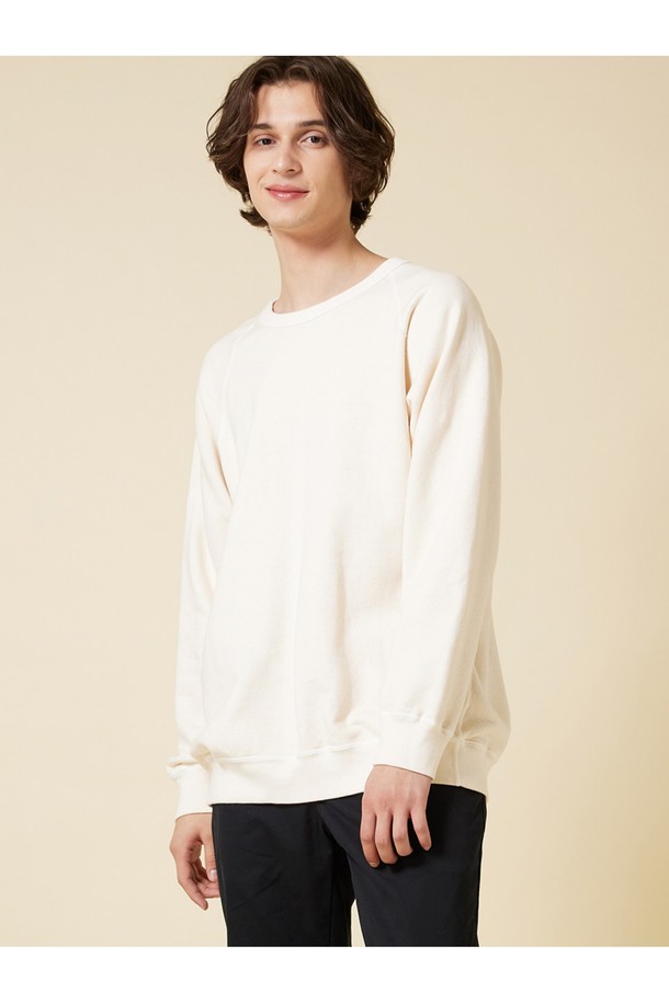 피그먼트 다잉 헤비코튼 맨투맨 - 네츄럴은 9oz 프렌치 테리 원단으로 제작되어 두꺼운 두께감과 부드러운 촉감을 자랑합니다. 피그먼트 다잉 처리로 자연스러운 에이징 효과를 더해 빈티지한 멋을 살렸으며, 라운드넥에 스탠다드핏으로 편안한 착용감을 선사합니다. 겨드랑이 가셋 크로치 디테일과 립 원단 적용으로 활동성을 높였으며, 4-니들 플랫 심, 2-니들 커버 심 봉제로 튼튼함을 더했습니다. 봄, 가을, 겨울, 겨울 데일리룩, 캐주얼, 미니멀, 클래식 스타일을 연출하기에 적합한 기본 아이템입니다.
