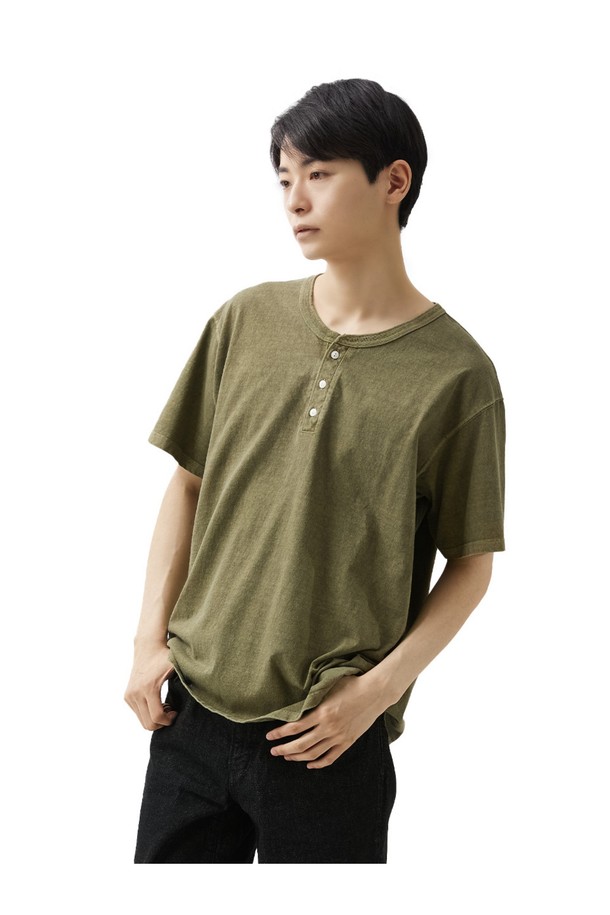 헨리넥 반팔 티셔츠 - 피그먼트 세이지는 부드러운 면 소재로 제작되어 편안한 착용감을 선사합니다. 베이직하고 캐주얼한 스타일로 일상에서 활용하기 좋으며, 봄, 여름 시즌에 적합합니다. 레귤러 핏에 헨리넥 디자인으로, 튜브형 바디 구조와 옆선 없는 봉제 방식이 특징입니다. 피그먼트 염색 기법을 사용하여 자연스러운 색감과 빈티지한 분위기를 연출하며, 세탁과 착용에 따라 은은하게 색상이 변화합니다. 동네 마실룩, 산책룩 등 캐주얼, 미니멀, 클래식 스타일을 즐겨 입는 분들께 추천합니다.
