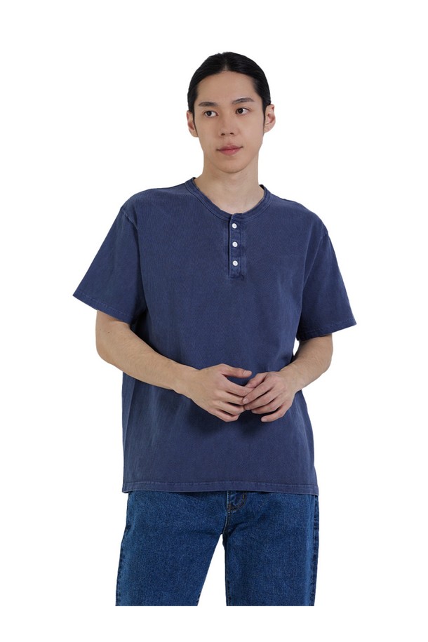 피그먼트 네이비 컬러의 헨리넥 반팔 티셔츠입니다. 면 소재로 제작되어 부드러운 촉감을 자랑하며, 봄, 여름 시즌에 적합합니다.  레귤러 핏으로 편안하게 착용 가능하며, 튜브형 바디 구조와 2바늘 커버스티치 공법으로 제작되어 내구성을 높였습니다. 베이직하고 캐주얼한 스타일로 일상복은 물론, 동네 마실룩과 여행룩에도 잘 어울립니다. 이너 또는 아우터로 활용하여 다양한 스타일을 연출해보세요.
