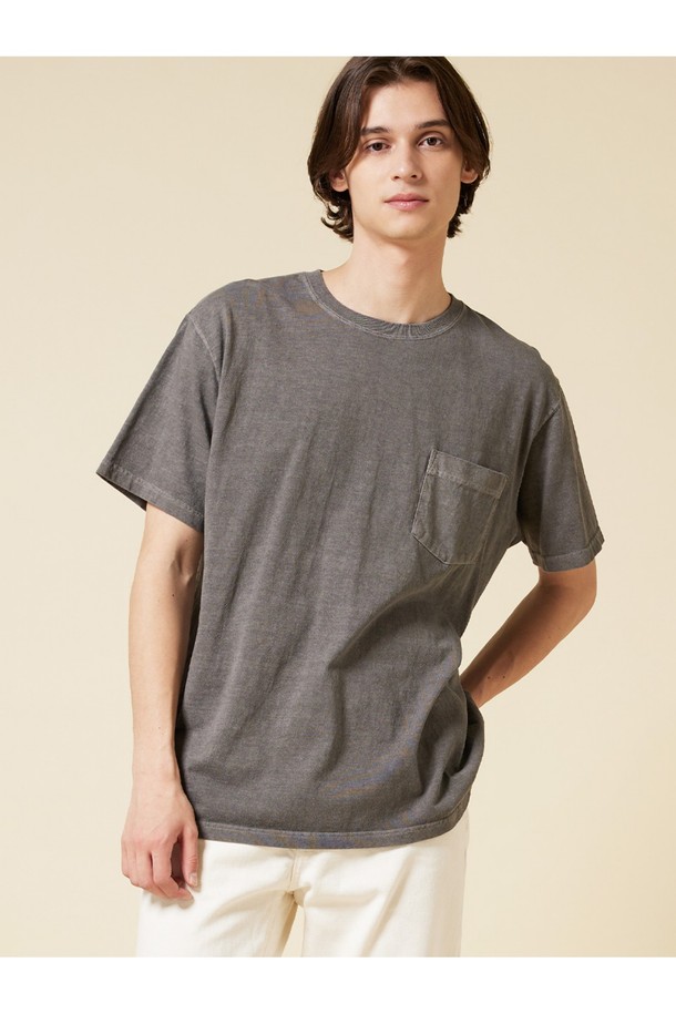 부드러운 촉감의 USA 코튼 5.5oz 저지 원단으로 제작된 피그먼트 다잉 포켓 반팔 티셔츠입니다. 자연스러운 에이징 효과를 더하는 피그먼트 다잉 염색과 튜브형 바디, 포켓 디테일이 특징이며, 라운드넥과 레귤러핏으로 편안한 착용감을 제공합니다. 목과 어깨 테이핑 처리 및 2 니들 커버스팀 봉제로 내구성을 높인 데일리, 이너웨어, 아우터용 그레이 컬러 반팔 티셔츠입니다.
