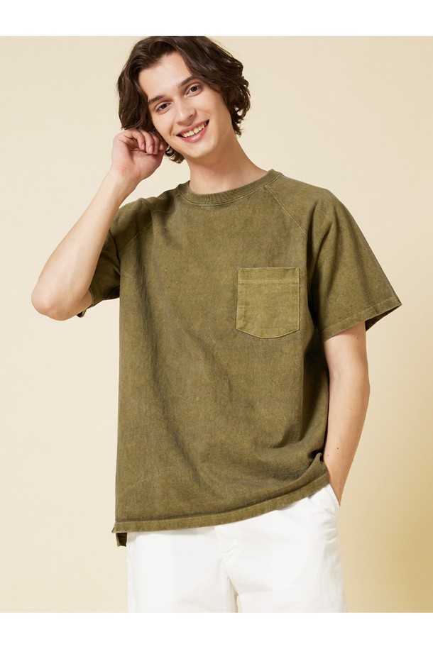 세이지 컬러의 피그먼트 다잉 헤비코튼 포켓 반팔 티셔츠입니다. 9oz 헤비 저지 원단으로 제작되어 튼튼하며, 피그먼트 다잉 처리로 빈티지한 멋을 더했습니다. 2 NEEDLES COVER SEAM 봉제, SIDE VENT, 목과 어깨 테이핑 처리, 앞뒤 언밸런스 기장, 포켓 디테일 등 섬세한 마감으로 완성도를 높였으며, 스탠다드핏으로 편안하게 데일리 웨어로 활용하기 좋습니다.

