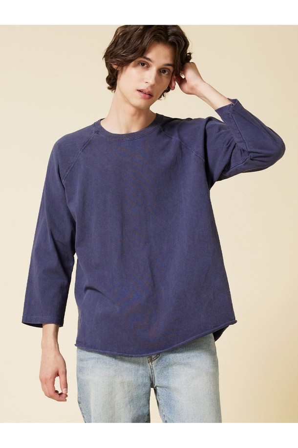 네이비 컬러의 피그먼트 다잉 베이스볼 티셔츠입니다. 부드러운 면 소재에 자연스러운 에이징을 더하는 피그먼트 염색 기법을 사용하여 빈티지한 매력을 선사합니다. 라글란 슬리브와 9부 소매 기장, 스탠다드핏으로 편안한 착용감을 제공하며, 튜브 바디 구조와 2 니들 커버스티치 봉제로 튼튼하게 제작되었습니다.
