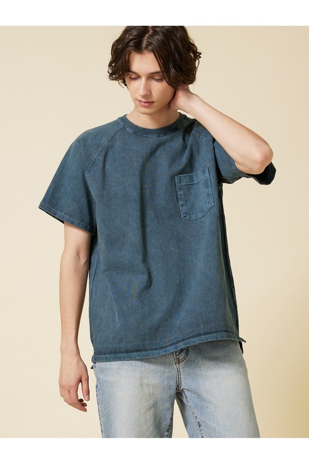 9oz 헤비코튼 소재로 제작되어 튼튼하고 부드러운 착용감을 자랑하는 피그먼트 다잉 포켓 반팔 티셔츠입니다. 슬레이트 컬러를 포함한 다채로운 색상과 베이직한 디자인으로 일상에서 폭넓게 활용할 수 있습니다. 라운드넥, 레귤러핏, 반소매 기장에 가슴 포켓 디테일과 사이드 벤트, 넥테이프 보강, 앞뒤 기장 차이 등의 섬세한 디테일이 돋보입니다.
