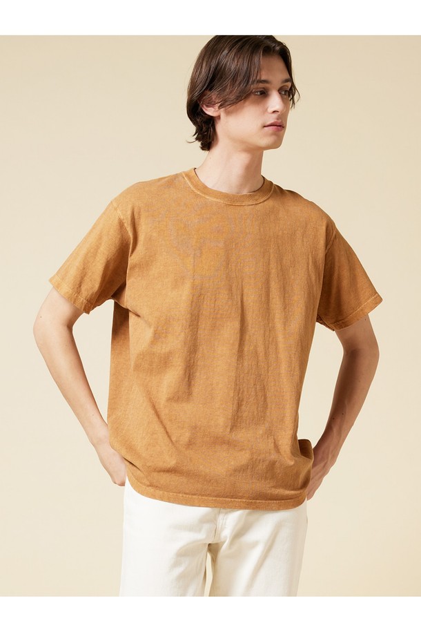 부드러운 면 소재의 피그먼트 다잉 기법으로 제작되어 자연스러운 컬러감을 연출하는 모카 색상의 반팔 티셔츠입니다. 얇은 두께감으로 봄, 여름철 시원하게 착용할 수 있으며, 레귤러핏으로 편안한 착용감을 선사합니다. 2바늘 커버스티치 공법과 튜브형 바디 구조, 넥라인 변형 방지 보강으로 내구성을 높였으며, 워싱 시 자연스러운 에이징 효과를 즐길 수 있습니다.
