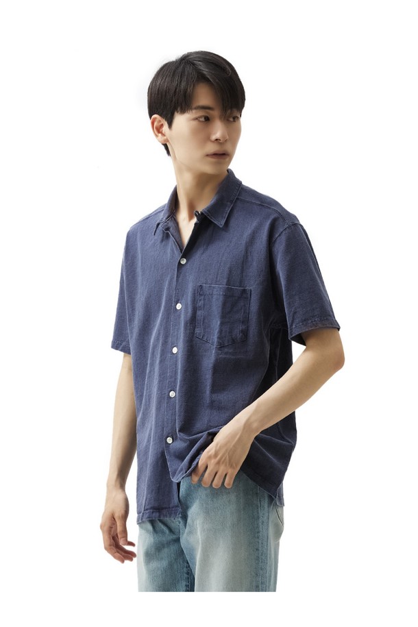 피그먼트 네이비 컬러의 오픈 카라 반팔 셔츠입니다. 부드러운 면 소재에 스탠다드 핏으로 제작되어 편안한 착용감을 선사하며, 일상복으로 활용하기 좋습니다. 2바늘 커버스티치 봉제와 목/어깨 보강 테이프로 내구성을 높였으며, 세탁과 착용을 통해 자연스러운 에이징 효과를 즐길 수 있습니다.
