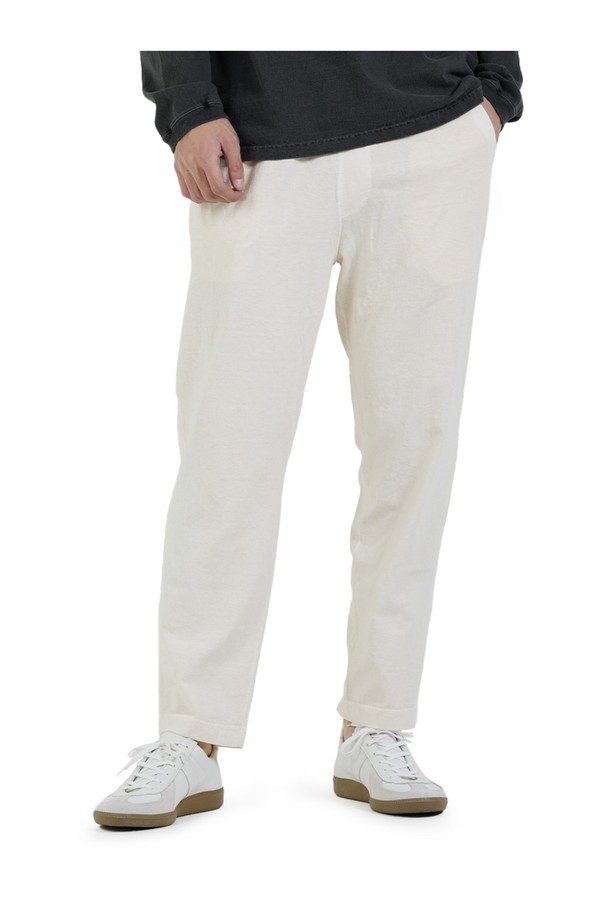 5.5oz 데일리 팬츠 - 피그먼트 네츄럴은 부드러운 면 소재로 제작되어 편안한 착용감을 선사합니다. 피그먼트 다잉 처리로 자연스러운 색감과 세탁 후 뒤틀림을 최소화하여 내구성이 뛰어나며, 베이직한 디자인으로 일상, 리조트웨어, 홈웨어 등 다양한 용도로 활용 가능합니다. 스탠다드 핏의 긴바지로 앞면 사선 포켓과 뒷면 아웃포켓 2개, 드로우스트링 밴딩 디테일을 더해 실용성을 높였으며, 5.5oz 티셔츠와 셋업 스타일링도 추천합니다.
