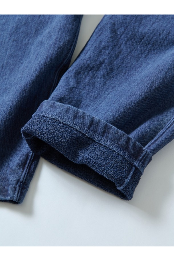 피그먼트 다잉 기법으로 제작된 헤비 코튼 데일리 팬츠 - 네이비입니다. 부드러운 촉감의 프렌치 테리 원단을 사용하여 편안한 착용감을 선사하며, 봄, 가을, 겨울 세 계절 모두 활용 가능합니다. 허리 밴딩과 드로우스트링으로 편안한 착용감을 제공하며, 레귤러핏으로 제작되어 어떤 스타일에도 잘 어울립니다. 넉넉한 두께감으로 보온성을 높였으며, 사이드 포켓과 백 포켓이 있어 실용성을 더했습니다. 편안한 동네 마실룩, 집콕룩, 겨울 데일리룩을 완성해보세요.
