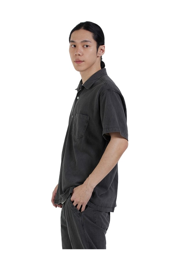 부드러운 면 소재의 오픈 카라 반팔 셔츠입니다. 피그먼트 염색 가공을 통해 빈티지한 색감을 살렸으며, 세탁할수록 자연스러운 멋을 더합니다. 스탠다드핏으로 편안하게 착용 가능하며, 2바늘 커버스티치 봉제와 목, 어깨 테이프 보강으로 내구성을 높였습니다.
