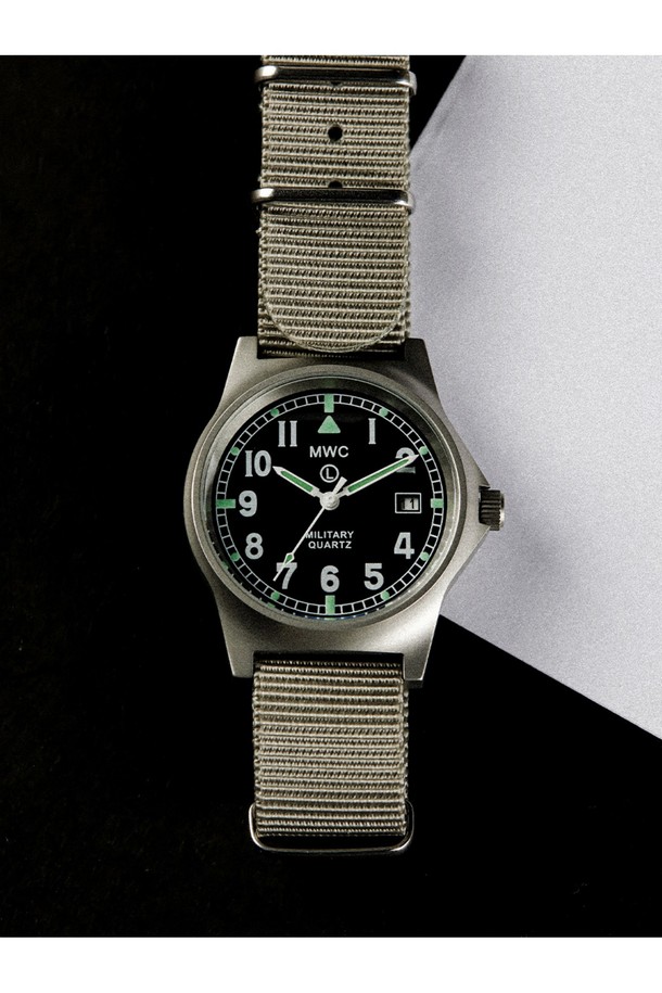 G10 데이저스트 - 실버X그레이는 스테인리스 스틸 소재에 실버와 그레이 컬러 조합이 돋보이는 밀리터리 스타일 시계입니다. 5Bar 방수 기능과 미네랄 강화유리, 스크류백 케이스, 미요타 2035 쿼츠 무브먼트를 탑재하여 내구성을 높였으며, 날짜 표시, 야광, 충격 방지, 방자성 기능을 갖췄습니다. 철도 스타일 다이얼, 야광 표시, NATO 스트랩 디자인으로 밀리터리 무드를 강조한 공용 시계입니다.
