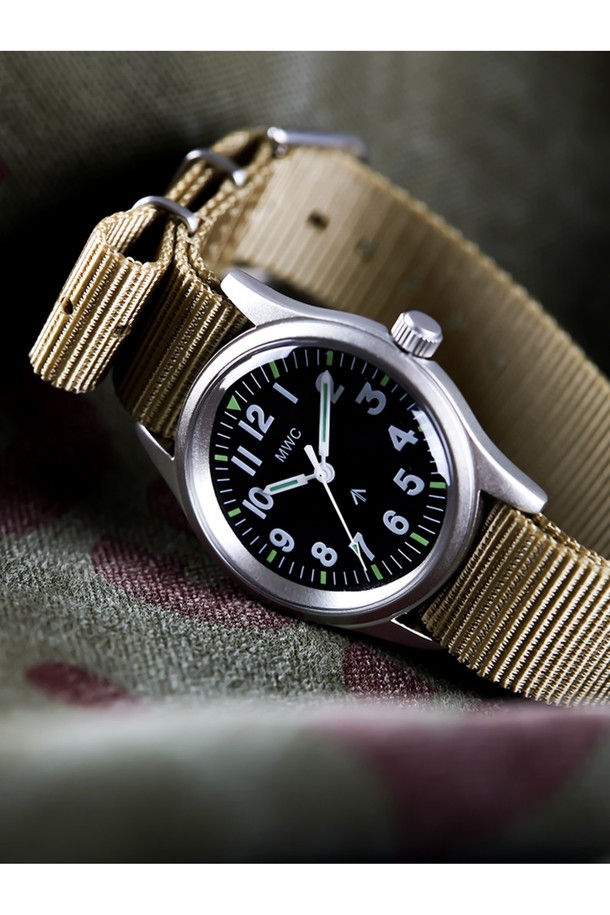 베트남전 당시 미군 시계의 영국군 버전인 실버X데저트 시계는 밀리터리 및 아웃도어 활동에 적합하며, 33mm 합금강 케이스와 18mm 나토 스트랩으로 제작되었습니다. 미요타 2036 쿼츠 무브먼트를 사용하고 3기압 방수 기능을 갖춘 이 남성용 시계는 플렉시글라스 크리스탈과 슈퍼 루미노바 야광 마커를 특징으로 합니다. 클래식한 밀리터리 스타일의 이 시계는 실버 색상의 케이스와 베이지 색상의 나토 스트랩이 조화를 이루며, 12시간제 다이얼과 스냅백 케이스 디자인을 갖추고 있습니다.
