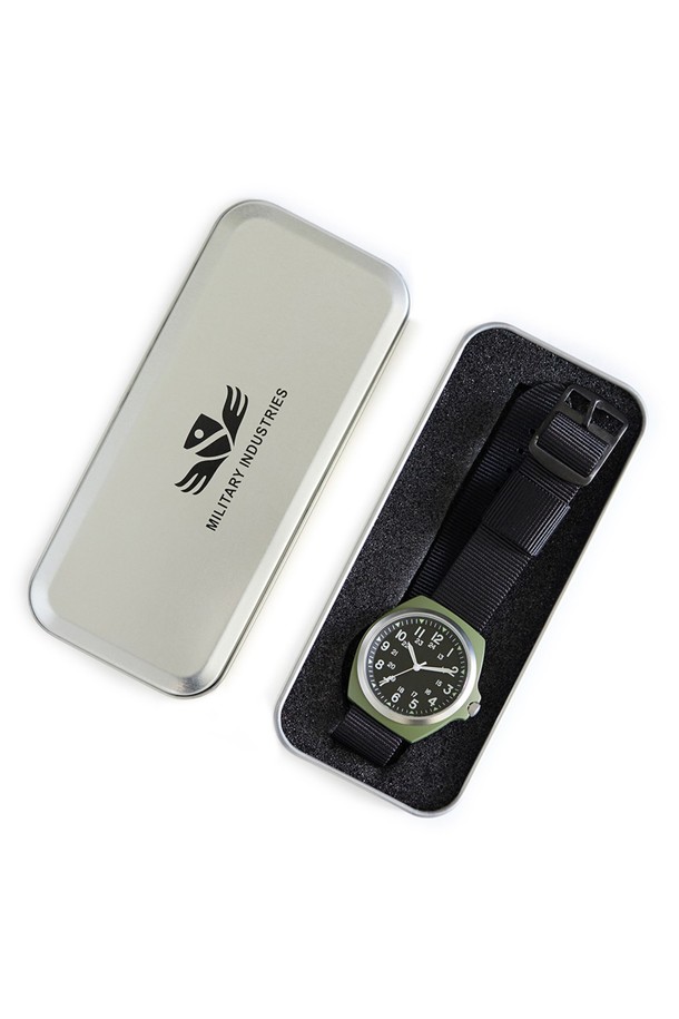 이라크전 시대를 재현한 올리브 색상과 블랙 색상의 밀리터리 필드 워치입니다. 남녀 모두 착용 가능하며, 38mm 케이스와 합금강 소재, 강화 미네랄 글라스를 사용했습니다. 미요타 2036 쿼츠 무브먼트, 슈퍼 루미노바 야광 기능, 3기압 방수를 지원하며 NATO 스트랩(18mm)을 사용했습니다.
