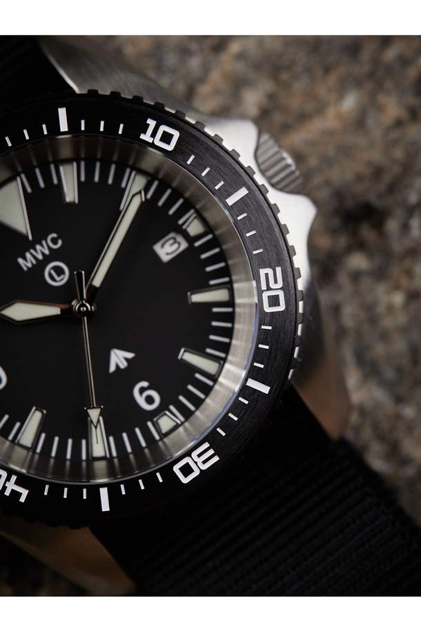 오토매틱 헤비듀티 KSK 다이버 30BAR는 남성을 위한 다이버 시계로, 스테인리스 스틸, 사파이어 크리스탈, 세라믹, 나토 스트랩 소재로 제작되었으며 실버 및 블랙 색상으로 제공됩니다. 48mm 케이스 직경에 30BAR(300m) 방수를 지원하며 NH35A 오토매틱 무브먼트를 탑재, 자동감김, 방수, 야광, 해킹 기능, 회전 베젤, 스크류다운 크라운, 크라운 가드 기능을 제공합니다. 밀리터리 및 스포티 스타일을 갖춘 이 시계는 다이빙, 수중 활동, 군사용으로 적합하며, 41시간 파워리저브, 반사방지 사파이어 크리스탈, 단방향 회전 베젤, 스크류백 케이스가 특징입니다.
